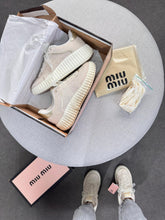 Carregar imagem no visualizador da galeria, Tênis Casual Quenz Miu Miu – Off/Prata
