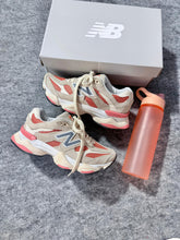 Carregar imagem no visualizador da galeria, New Balance 9060 – Areia &amp; Salmão
