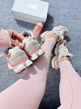 Carregar imagem no visualizador da galeria, New Balance 9060 – Areia &amp; Salmão
