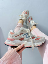 Carregar imagem no visualizador da galeria, New Balance 9060 – Areia &amp; Salmão

