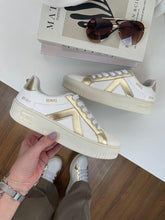 Carregar imagem no visualizador da galeria, Tênis Schutz ST-001 – Branco &amp; Dourado
