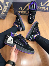 Carregar imagem no visualizador da galeria, Tênis Tesla Preto/Roxo Refletivo
