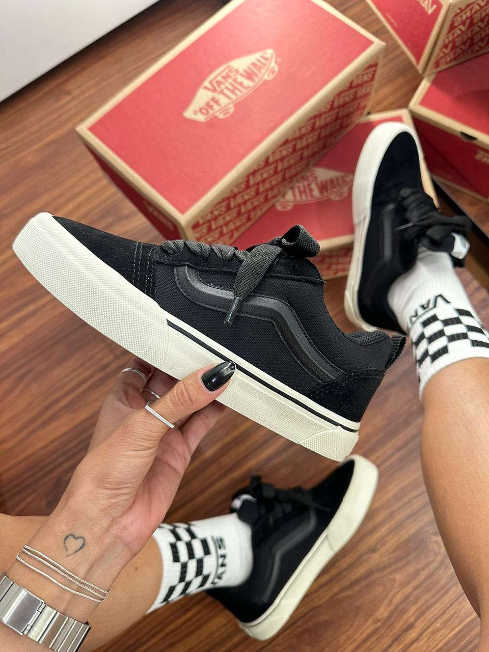 Tênis Vans Knu Skool - Preto - Solado Branco