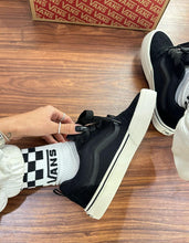 Carregar imagem no visualizador da galeria, Tênis Vans Knu Skool - Preto - Solado Branco
