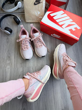 Carregar imagem no visualizador da galeria, Nike Zoom Vomero 18 “Rosa/Branco”
