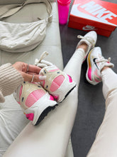 Carregar imagem no visualizador da galeria, Tênis Nike Run Vomero 18 – Branco &amp; Rosa/Amarelo
