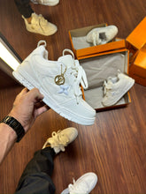 Carregar imagem no visualizador da galeria, Louis Vuitton Skate - White
