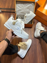 Carregar imagem no visualizador da galeria, Louis Vuitton Skate - White
